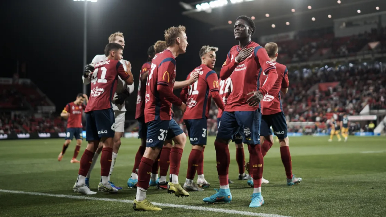 Câu lạc bộ bóng đá Adelaide United là một đội bóng lớn của Australia Câu lạc bộ bóng đá Adelaide United là một đội bóng lớn của Australia
